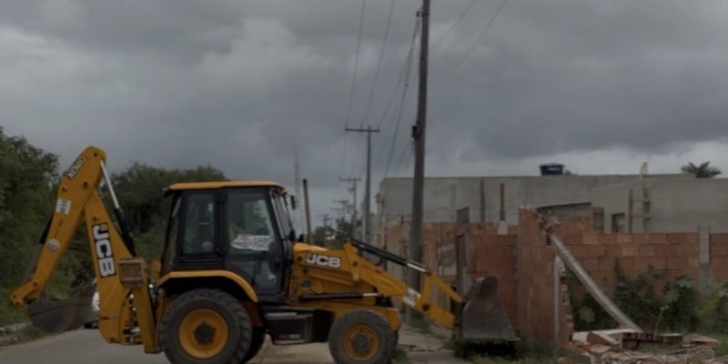 Prefeitura de Cabo Frio realiza demolição de estruturas irregulares no Monte Alegre